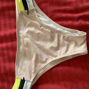 Bathing suit bottoms with zippers